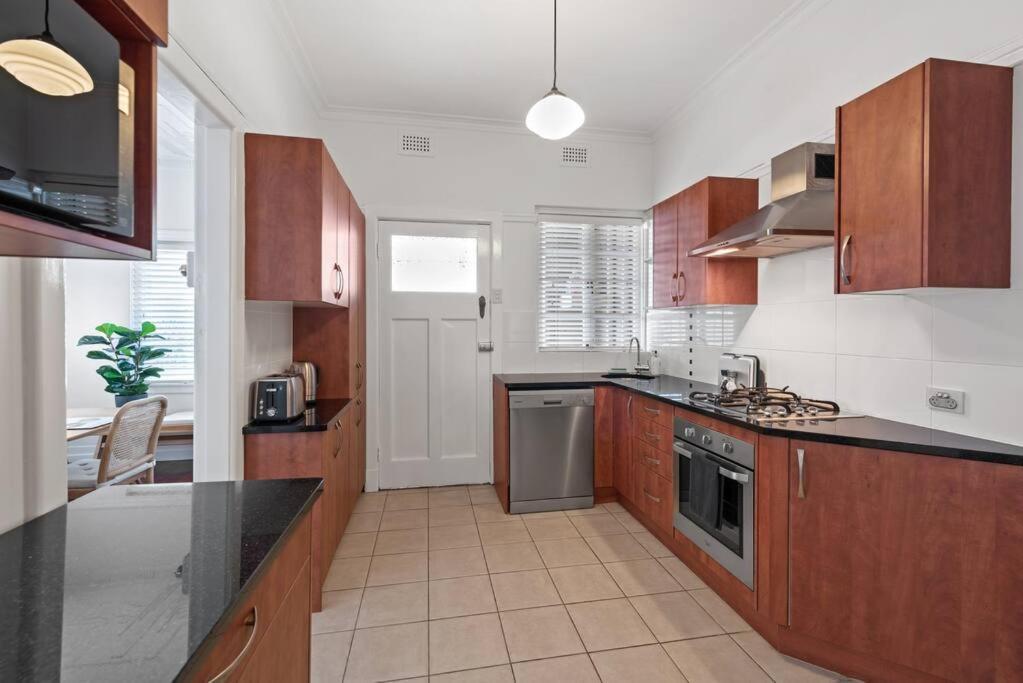 Art Deco In Ascot! ~ 2 Bed / 1 Bath / 1 Car Apartment Brisbane Exterior foto
