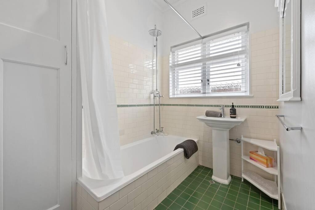 Art Deco In Ascot! ~ 2 Bed / 1 Bath / 1 Car Apartment Brisbane Exterior foto